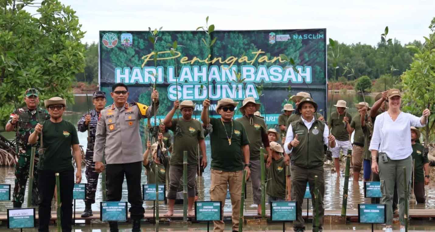 Kapolda Kaltara Aksi Tanam Mangrove Bersama Menteri Kehutanan RI di Desa Liagu Bulungan