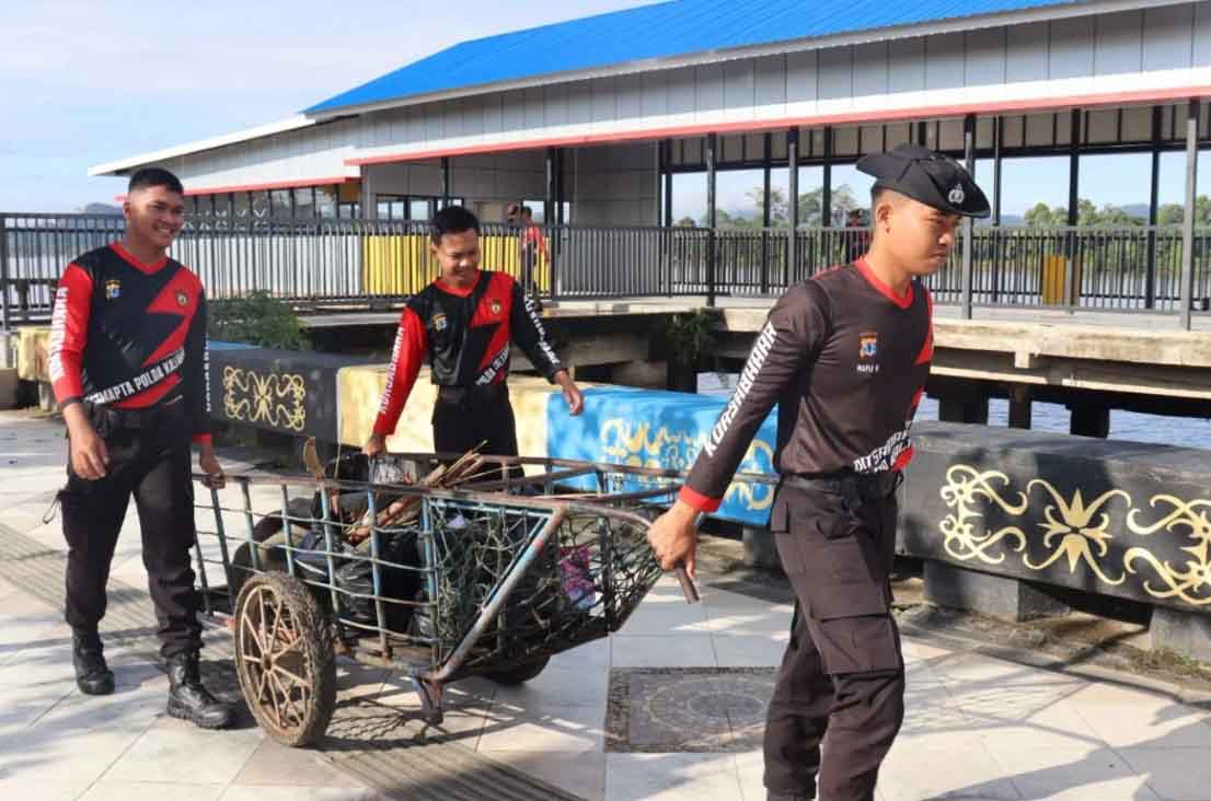 Bakti Sosial Ditsamapta Polda Kaltara Bersihkan Tugu Cinta Damai Bulungan