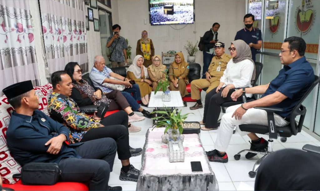 adanya selisih antara perencanaan program dengan realisasi di sekolah.