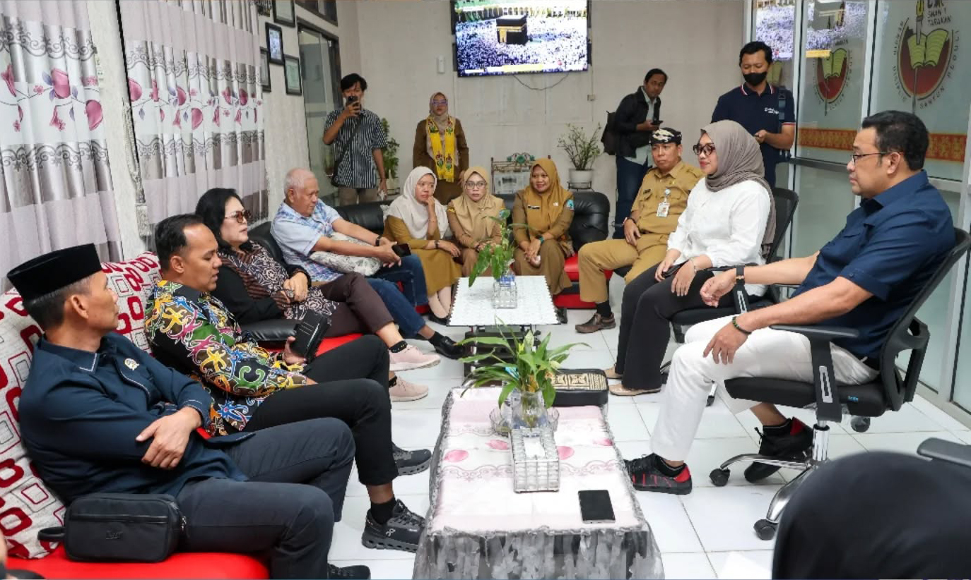 adanya selisih antara perencanaan program dengan realisasi di sekolah.