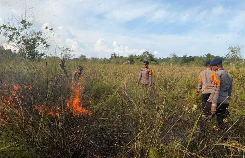 Tim SAR Brimob Polda Kaltara Siaga Bantu Warga Padamkan Kebakaran Lahan Di Tarakan
