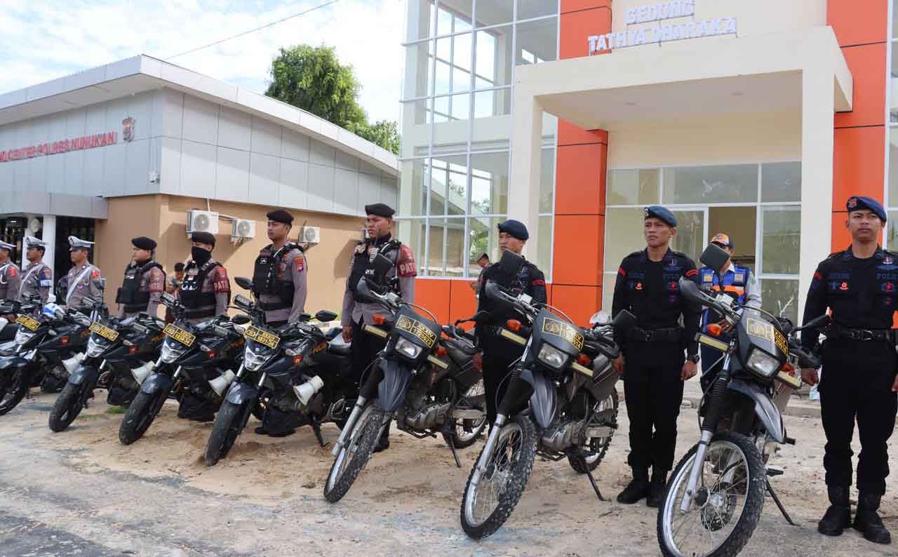 **Jelang Mudik Lebaran, Polres Nunukan Siapkan 15 Pos Pengamanan dan Pelayanan** Polres Nunukan menyiapkan 15 pos pengamanan dan pelayanan menjelang arus mudik dan perayaan Idulfitri 1447 Hijriah melalui pelaksanaan Operasi Ketupat Kayan 2026. Kesiapan tersebut ditandai dengan pelaksanaan apel gelar pasukan yang berlangsung di halaman Mapolres Nunukan, Kamis (12/3/2026). Kapolres Nunukan AKBP Bonifasius Rumbewas menyampaikan bahwa Operasi Ketupat 2026 merupakan operasi kepolisian terpusat yang dilaksanakan jajaran Polri bersama TNI serta instansi terkait. Kegiatan tersebut digelar guna memberikan pengamanan selama rangkaian perayaan Idulfitri. “Operasi Ketupat 2026 merupakan operasi kepolisian terpusat yang dilaksanakan Polri bersama TNI dan instansi terkait dalam rangka pengamanan perayaan Hari Raya Idulfitri 1447 Hijriah,” kata Bonifasius Rumbewas saat menyampaikan amanat dalam apel. Pelaksanaan operasi tersebut berlangsung mulai 13 hingga 25 Maret 2026. Selama periode tersebut, petugas gabungan disiagakan pada sejumlah titik strategis guna memastikan kelancaran aktivitas masyarakat selama arus mudik, perayaan hari raya, hingga arus balik. Sebanyak 15 pos disiapkan di berbagai wilayah strategis, mulai kawasan perkotaan, pelabuhan, bandara, hingga wilayah perbatasan. Pos tersebut terdiri dari dua pos pengamanan, sembilan pos pelayanan, serta tiga pos pelayanan terpadu. Penempatan personel dilakukan pada jalur utama mudik, pusat keramaian, terminal, pelabuhan, bandara, hingga lokasi wisata. Kehadiran petugas di lapangan diharapkan mampu memberikan rasa aman serta pelayanan bagi masyarakat yang melakukan perjalanan mudik. Selain pengamanan lalu lintas, kegiatan operasi juga mencakup patroli rutin, pengamanan tempat ibadah, serta pelayanan kepada masyarakat yang membutuhkan bantuan selama perjalanan. Sinergi antara Polri, TNI, pemerintah daerah, dan masyarakat diharapkan mampu menciptakan suasana perayaan Idulfitri yang aman, tertib, dan nyaman.