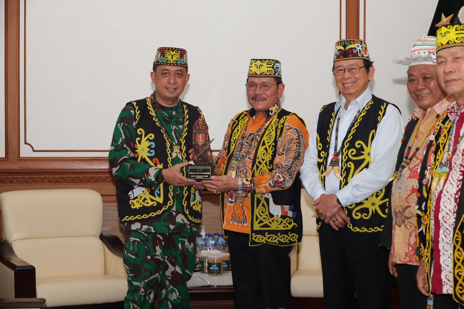 Wagub Audiensi dengan Pangdam Mulawarman, Bahas Generasi Dayak Kenyah Masuk TNI BALIKPAPAN – Harapan generasi muda Dayak Kenyah untuk mengabdi kepada negara melalui Tentara Nasional Indonesia (TNI) menjadi salah satu topik utama dalam pertemuan Wakil Gubernur (Wagub) Kalimantan Utara (Kaltara) Ingkong Ala, S.E., M.Si., dengan Pangdam VI/Mulawarman Mayjen TNI Krido Pramono, S.H., M.Si., di Markas Kodam VI/Mulawarman, Balikpapan, Senin (16/3). Dalam pertemuan itu, Wagub Ingkong yang juga menjabat Ketua Pengurus Lembaga Adat Dayak Kenyah Kalimantan Utara (LADKKU) hadir bersama Presiden Majelis Adat Dayak Nasional (MADN) Dr. Drs. Marthin Billa, M.M. Pertemuan berlangsung hangat. Selain mempererat silaturahmi, Ingkong menyampaikan berbagai aspirasi masyarakat adat Kaltara, khususnya terkait keamanan wilayah perbatasan dan masa depan generasi muda Dayak Kenyah. Menurut Ingkong, lembaga adat memiliki peran penting dalam menjaga harmoni masyarakat. Selain merawat nilai budaya, lembaga adat juga sering menjadi jembatan penyelesaian persoalan sosial di tengah masyarakat. Ia menilai kerja sama antara tokoh adat dan TNI sangat penting, terutama karena Kaltara merupakan daerah perbatasan yang memiliki posisi strategis. “Kami berharap ada kolaborasi yang kuat antara tokoh adat dan TNI untuk menjaga keamanan wilayah sekaligus memperkuat semangat kebangsaan masyarakat,” kata Ingkong. Dalam kesempatan itu, ia juga menyampaikan bahwa minat generasi muda Dayak Kenyah untuk menjadi prajurit TNI cukup tinggi, khususnya melalui jalur Akademi Militer (Akmil). Namun, anak-anak muda dari daerah pedalaman masih menghadapi berbagai kendala, mulai dari kurangnya akses informasi tentang proses seleksi hingga minimnya pembinaan awal untuk mempersiapkan diri. Karena itu, Ingkong berharap Kodam VI/Mulawarman dapat membantu membuka akses yang lebih luas melalui sosialisasi penerimaan prajurit TNI hingga ke wilayah pedalaman Kaltara. “Kalau ada pembinaan sejak awal dan informasi yang lebih terbuka, saya yakin banyak putra-putri daerah yang bisa bersaing dan mengabdi kepada negara,” ujarnya. Ia berharap pertemuan ini menjadi langkah awal memperkuat hubungan antara TNI dan masyarakat adat, sekaligus membuka jalan bagi generasi muda Kaltara untuk ikut berperan dalam menjaga kedaulatan negara. (dkisp)