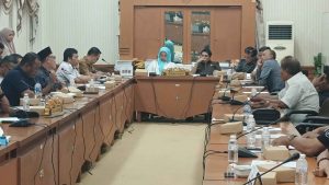 Suasana Rapat Dengar Pendapat mediasi Pelaku Usaha, KSOP dan PT. Pelni Nunukan Bahas Soal Dugaan Monopoli Bongkar Muat Barang Di Pelabuhan Tunontaka Nunukan, Selasa (19/5/26) di ruang rapat Ambalat I Kantor DPRD Nunukan