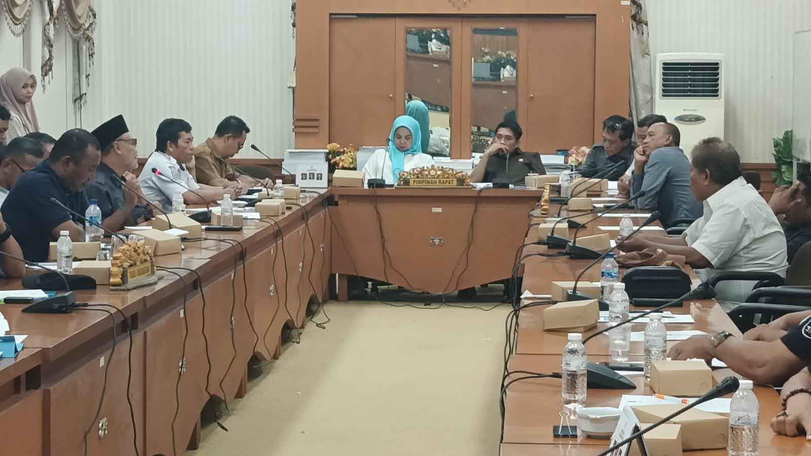 Suasana Rapat Dengar Pendapat mediasi Pelaku Usaha, KSOP dan PT. Pelni Nunukan Bahas Soal Dugaan Monopoli Bongkar Muat Barang Di Pelabuhan Tunontaka Nunukan, Selasa (19/5/26) di ruang rapat Ambalat I Kantor DPRD Nunukan