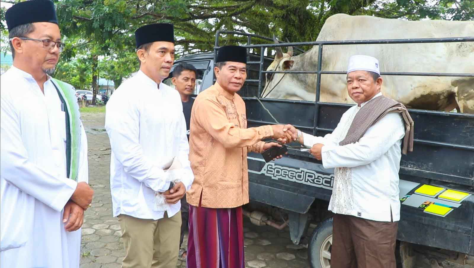 Gubernur Kalimantan Utara menyerahkan secara simbolis hewan kurban kepada panitia Hari Raya Iduladha 1447 Hijriah.