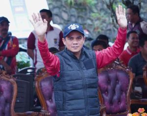 Bupati Nunukan, H. Irwan Sabri, SE menyapa para Pelaku Usaha di area UMKM Centre Tanah Merah Nunukan