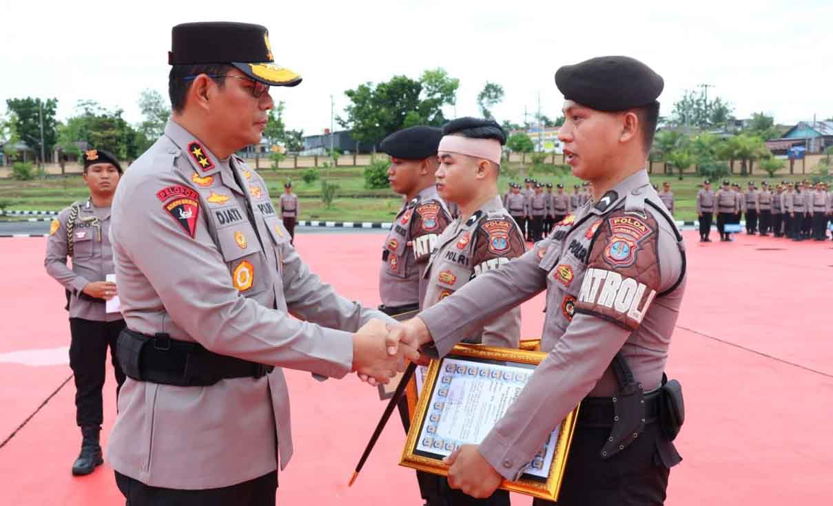 Tunjukkan Dedikasi dan Loyalitas terhadap Institusi Polri, Tiga Personel Samapta Terima Penghargaan Kapolda Kaltara