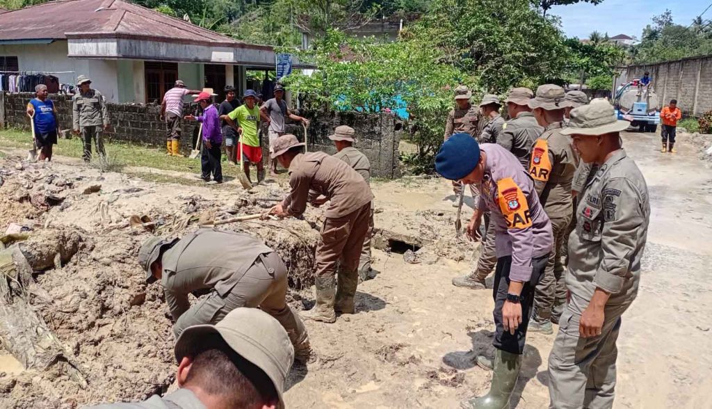 Polres Tarakan dan Brimob Kaltara Tangani Longsor di Juata Kerikil