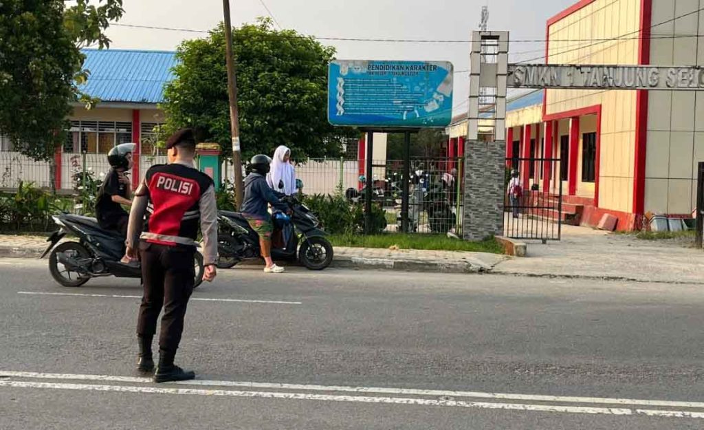36 Personel Ditsamapta Polda Kaltara Amankan Lalu Lintas Siswa Sekolah di Tanjung Selor