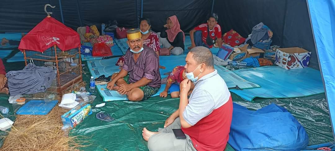 Foto H Mutamir Berbincang dengan warga di Pengungsian