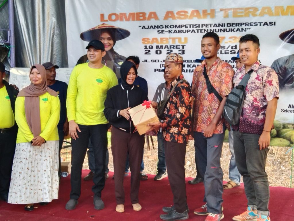 Juara I Tim BPP Wilayah Sebatik Poktan II Padaidi diketuai Sudirman ( Petani Millenial), H. Hamzah (Poktan Sinar Tahun 2011 dan Idris (Poktan Mekar Sejati.