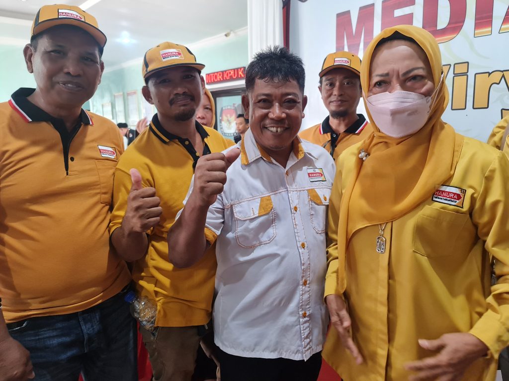 Ketua DPC. Partai Hanura, Hj Leppa bersama Caleg Hanura di Media Centre Kantor KPU Nunukan.