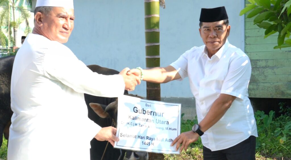 Gubernur Serahkan Sapi Qurban Kepada Pengurus Masjid Jami Habib Ahmad Alkaf.