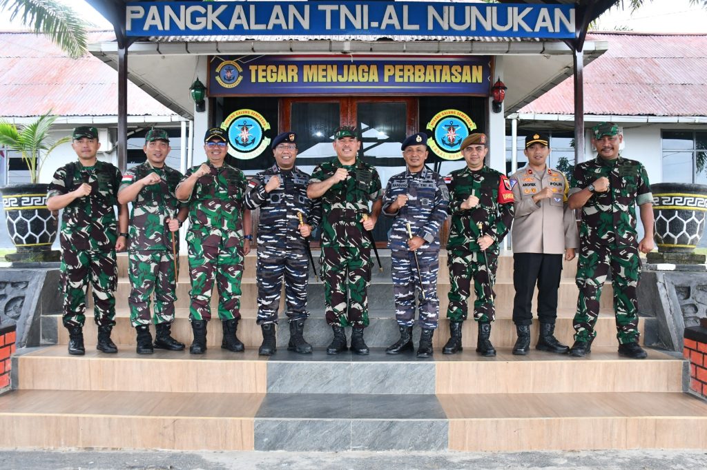 Panglima Komando Gabungan Wilayah Pertahanan (Pangkogabwilhan) II, Marsekal Madya TNI M. Khairil Lubis di Pangkalan TNI AL Nunukan.
