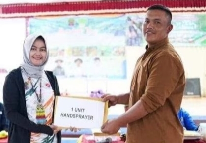 Ketua HKTI Nunukan Dukung Pertanian Krayan, Serahkan Mesin Dan Handsprayer Ke Petani.