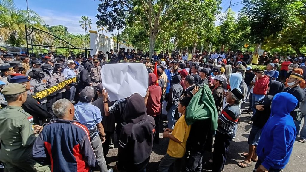 Duduki Kantor DPRD Nunukan, Puluhan Pembudaya Rumput Laut Sampaikan Aspirasi.