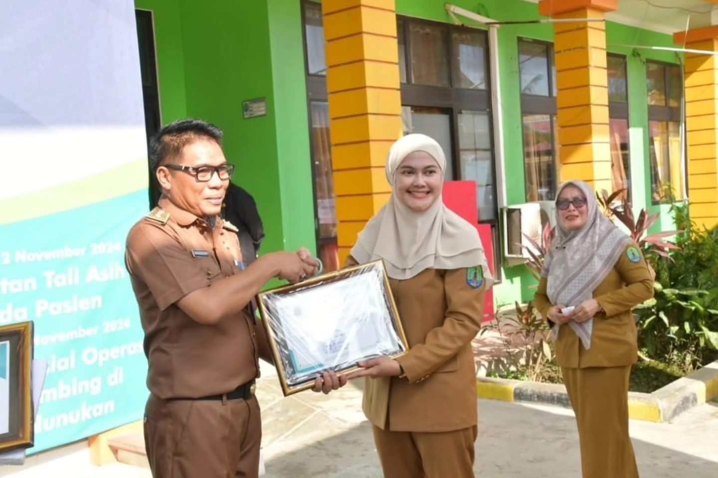 Peringati HKN di RSUD Nunukan, Bupati Laura berikan Bingkisan Sembako Kepada Pasien