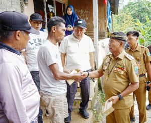 Gubernur Zainal Serahkan Bantuan Sosial Korban Kebakaran Rumah dan Tanah Longsor Di Kota Tarakan