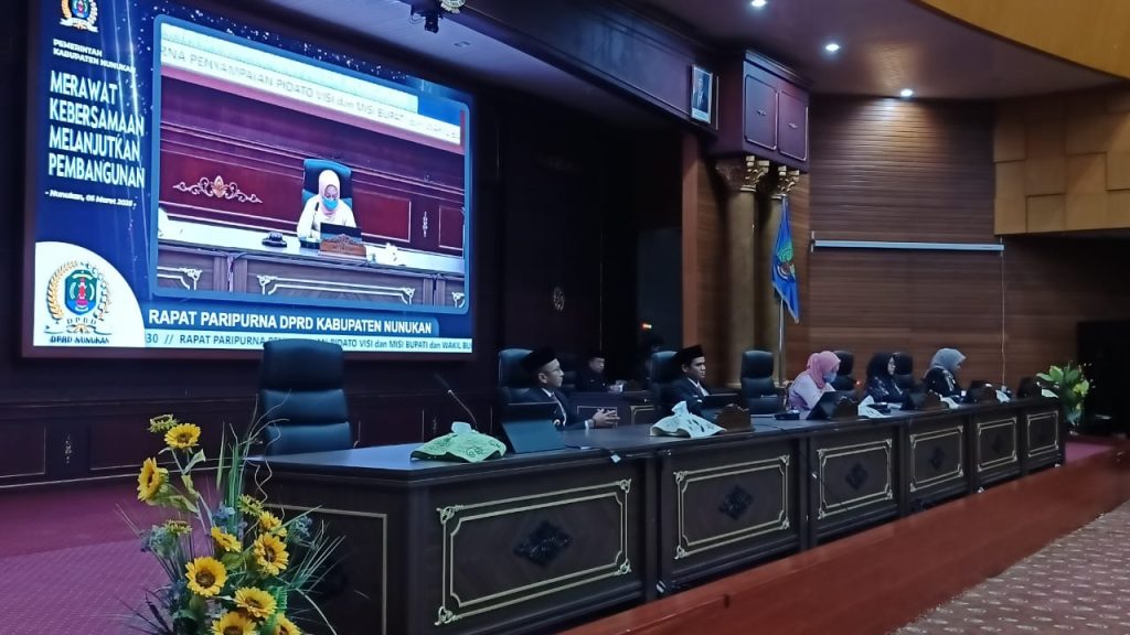 Ketua DPRD Berbalas Pantun Dengan Bupati Nunukan dalam Rapat Paripurna
