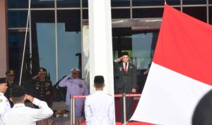 Bupati Kabupaten Nunukan, H, Irwan Sabri SE melakukan Penhormatan saat bendera mera putih di Kibarkan
