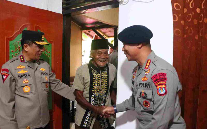 Kapolda Kaltara Bersama Dansat Brimob Polda Kaltara Tinjau Program Bedah Rumah di Tarakan