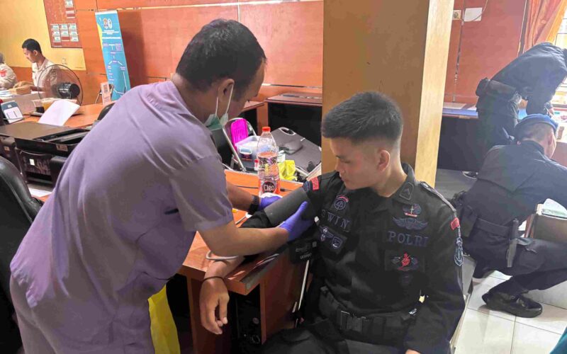 Personel Satbrimob Polda Kaltara Ikuti Bakti Kesehatan Donor Darah Dalam Rangka Menyambut Hari Bhayangkara Ke-79
