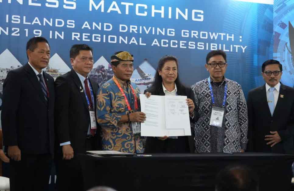 Gubernur Zainal Teken MoU dan LoI Pengembangan Pesawat N219 Amfibi