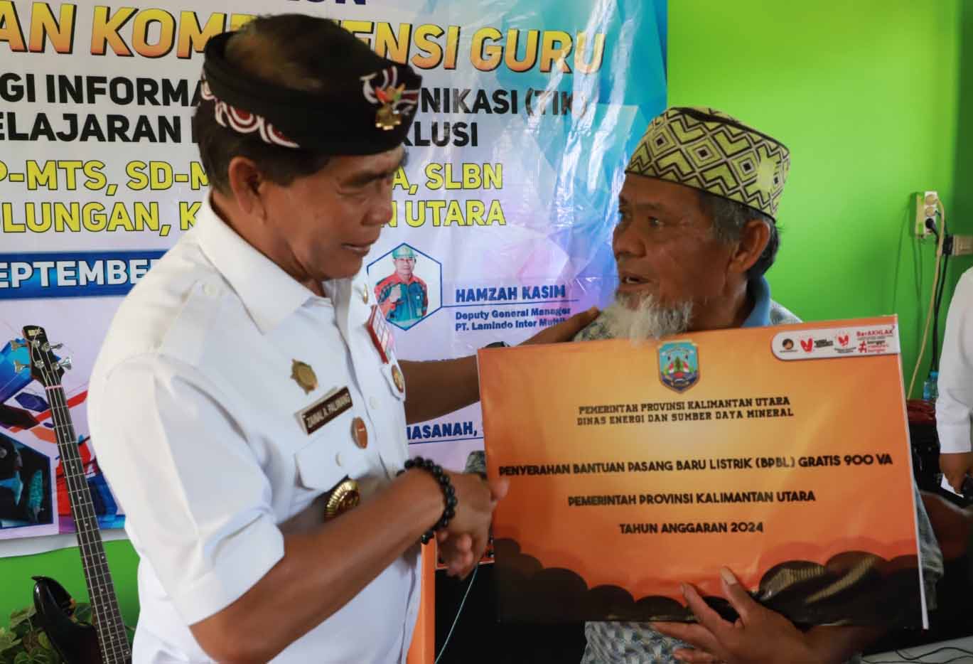 KEMBALI DIGULIRKAN : Program listrik gratis Pemprov Kaltara kembali digulirkan. Tampak Gubernur Kaltara, Dr. H. Zainal A. Paliwang, SH, M.Hum meresmikan program tersebut tahun lalu.