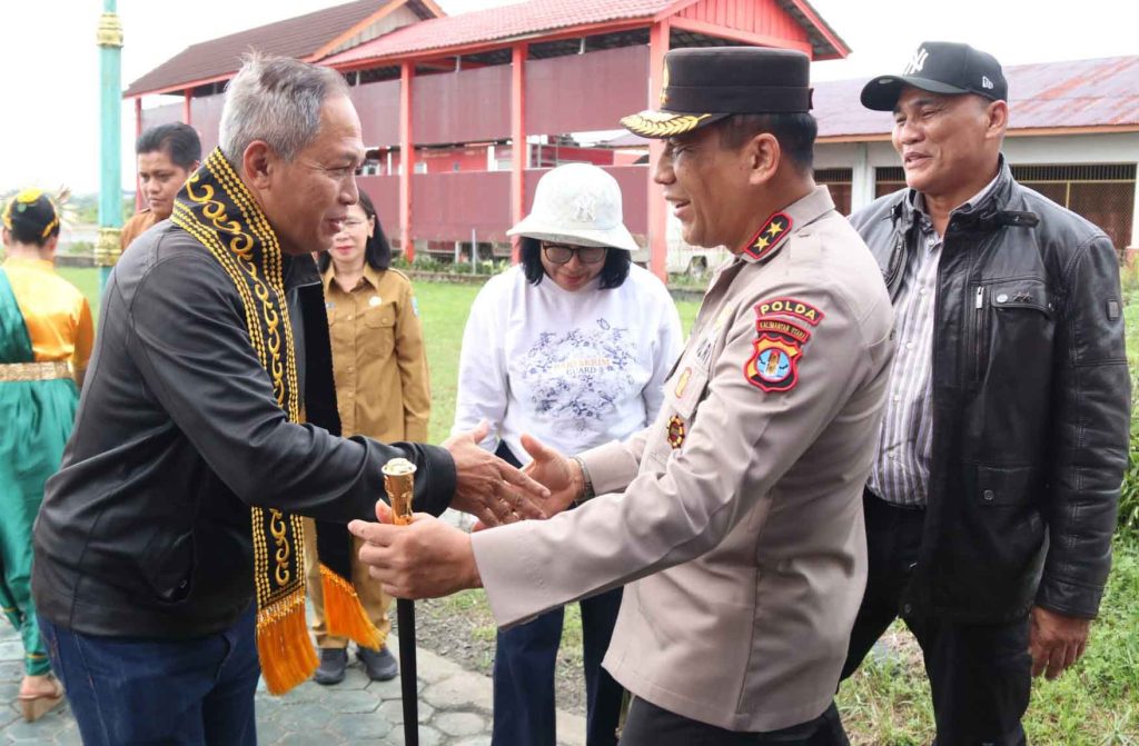 Kapolda Kaltara Irjen Pol. Hary Sudwijanto S.I.K., M.Si bersama sejumlah Pejabat Utama Polda Kaltara melakukan penjemputan kedatangan tim Staf Ahli Kemenko Polkam RI di Ruang VIP Bandara Juwata Tarakan. Selasa (08/07/2025). Adapun tim Staf Ahli Kemenko Polkam yang tiba diantaranya adalah Irjen Pol. Desman Sujaya Tarigan S.H. Staf Ahli (Bid. Ideologi & Konstitusi), Marsda TNI Oka Prawira M.Si., (Han) (Staf Ahli Bid. Ketahanan Nasional), Laksma TNI Rudi Hariyanto S.E., Plt. (Staf Ahli Bid. Kedaulatan Wilayah M.Tr.Opsla dan Kemaritiman), Kolonel Inf I Nyoman Sukasana (Kepala Bidang Penanganan Konflik) dan S.E., M.M (Kontijensi pada Deputi V/Kamtibmas), Dr. Ir. Dede Farhan Aulawi MM, CHT. (Analis Staf Ahli) Wakimin Purwanto S.AP (Pengelola Data dan Informasi Staf Ahli), | Denny Saptahadi A.Md (Pengelola Data dan Informasi Staf Ahli) dan Briptu Rika Soraya (Pengadministrasi TU Staf Ahli). Kedatangan tim Staf Ahli Kemenko Polkam RI ini merupakan bagian dari upaya koordinasi dan sinergi antara pemerintah pusat dengan pemerintah daerah, khususnya dalam bidang politik, hukum, dan keamanan. Kehadiran rombongan ini diharapkan dapat membawa dampak positif bagi stabilitas dan pembangunan di wilayah Kaltara, mengingat posisi strategis provinsi ini sebagai salah satu provinsi yang berbatasan dengan negara lain. Kunjungan kerja ini dimaksudkan dalam rangka optimalisasi implementasi program prioritas nasional dalam perspektif politik dan keamanan. Tim Staf ahli Kemenko Polkam diagendakan akan melakukan pertemuan dan koordinasi dengan berbagai pihak-pihak terkait di wilayah Prov. Kaltara. Turut hadir bersama Kapolda Kaltara dalam penjemputan yaitu Kapolres Tarakan, Dansat Brimob Polda Kaltara, Dirpamobvit Polda Kaltara, Dirpolairud Polda Kaltara, Wakil Gubernur Kaltara Ingkong Ala S.E., M.Si. Kehadiran Wakil Gubernur menunjukkan komitmen penuh pemerintah provinsi dalam mendukung agenda kunjungan kerja ini serta mempererat hubungan antara pemerintah pusat dan daerah. Kunjungan kerja Staf Ahli Kemenko Polkam RI ini diharapkan dapat menghasilkan rekomendasi dan kebijakan strategis yang relevan dengan kondisi dan kebutuhan Provinsi Kaltara, khususnya dalam aspek keamanan dan ketertiban masyarakat. Sinergi antara pemerintah pusat, daerah, dan seluruh elemen masyarakat menjadi kunci utama dalam mewujudkan Kaltara yang aman, damai, dan sejahtera.