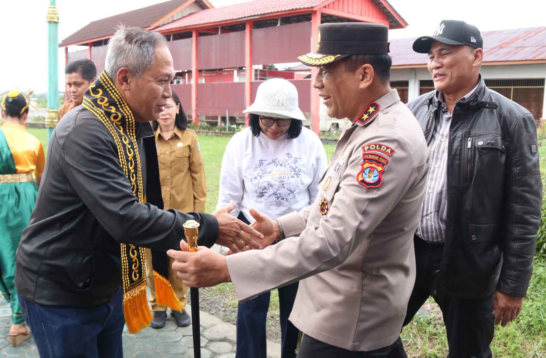 Kapolda Kaltara Irjen Pol. Hary Sudwijanto S.I.K., M.Si bersama sejumlah Pejabat Utama Polda Kaltara melakukan penjemputan kedatangan tim Staf Ahli Kemenko Polkam RI di Ruang VIP Bandara Juwata Tarakan. Selasa (08/07/2025). Adapun tim Staf Ahli Kemenko Polkam yang tiba diantaranya adalah Irjen Pol. Desman Sujaya Tarigan S.H. Staf Ahli (Bid. Ideologi & Konstitusi), Marsda TNI Oka Prawira M.Si., (Han) (Staf Ahli Bid. Ketahanan Nasional), Laksma TNI Rudi Hariyanto S.E., Plt. (Staf Ahli Bid. Kedaulatan Wilayah M.Tr.Opsla dan Kemaritiman), Kolonel Inf I Nyoman Sukasana (Kepala Bidang Penanganan Konflik) dan S.E., M.M (Kontijensi pada Deputi V/Kamtibmas), Dr. Ir. Dede Farhan Aulawi MM, CHT. (Analis Staf Ahli) Wakimin Purwanto S.AP (Pengelola Data dan Informasi Staf Ahli), | Denny Saptahadi A.Md (Pengelola Data dan Informasi Staf Ahli) dan Briptu Rika Soraya (Pengadministrasi TU Staf Ahli). Kedatangan tim Staf Ahli Kemenko Polkam RI ini merupakan bagian dari upaya koordinasi dan sinergi antara pemerintah pusat dengan pemerintah daerah, khususnya dalam bidang politik, hukum, dan keamanan. Kehadiran rombongan ini diharapkan dapat membawa dampak positif bagi stabilitas dan pembangunan di wilayah Kaltara, mengingat posisi strategis provinsi ini sebagai salah satu provinsi yang berbatasan dengan negara lain. Kunjungan kerja ini dimaksudkan dalam rangka optimalisasi implementasi program prioritas nasional dalam perspektif politik dan keamanan. Tim Staf ahli Kemenko Polkam diagendakan akan melakukan pertemuan dan koordinasi dengan berbagai pihak-pihak terkait di wilayah Prov. Kaltara. Turut hadir bersama Kapolda Kaltara dalam penjemputan yaitu Kapolres Tarakan, Dansat Brimob Polda Kaltara, Dirpamobvit Polda Kaltara, Dirpolairud Polda Kaltara, Wakil Gubernur Kaltara Ingkong Ala S.E., M.Si. Kehadiran Wakil Gubernur menunjukkan komitmen penuh pemerintah provinsi dalam mendukung agenda kunjungan kerja ini serta mempererat hubungan antara pemerintah pusat dan daerah. Kunjungan kerja Staf Ahli Kemenko Polkam RI ini diharapkan dapat menghasilkan rekomendasi dan kebijakan strategis yang relevan dengan kondisi dan kebutuhan Provinsi Kaltara, khususnya dalam aspek keamanan dan ketertiban masyarakat. Sinergi antara pemerintah pusat, daerah, dan seluruh elemen masyarakat menjadi kunci utama dalam mewujudkan Kaltara yang aman, damai, dan sejahtera.