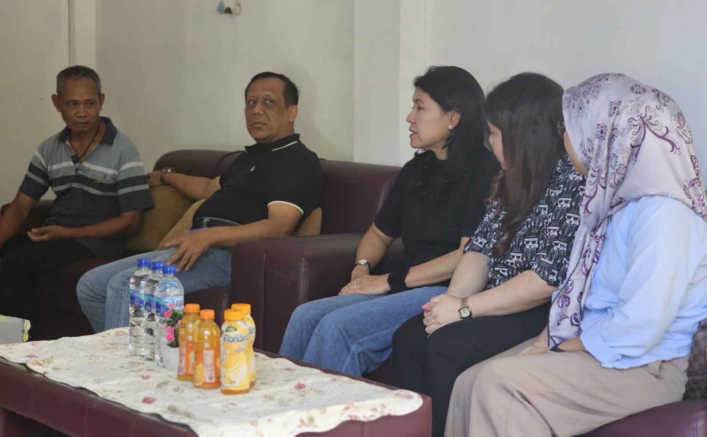 Kapolda Kaltara Lakukan Anjangsana Ke Personel Polsek Tarakan Barat Yang Sedang Sakit