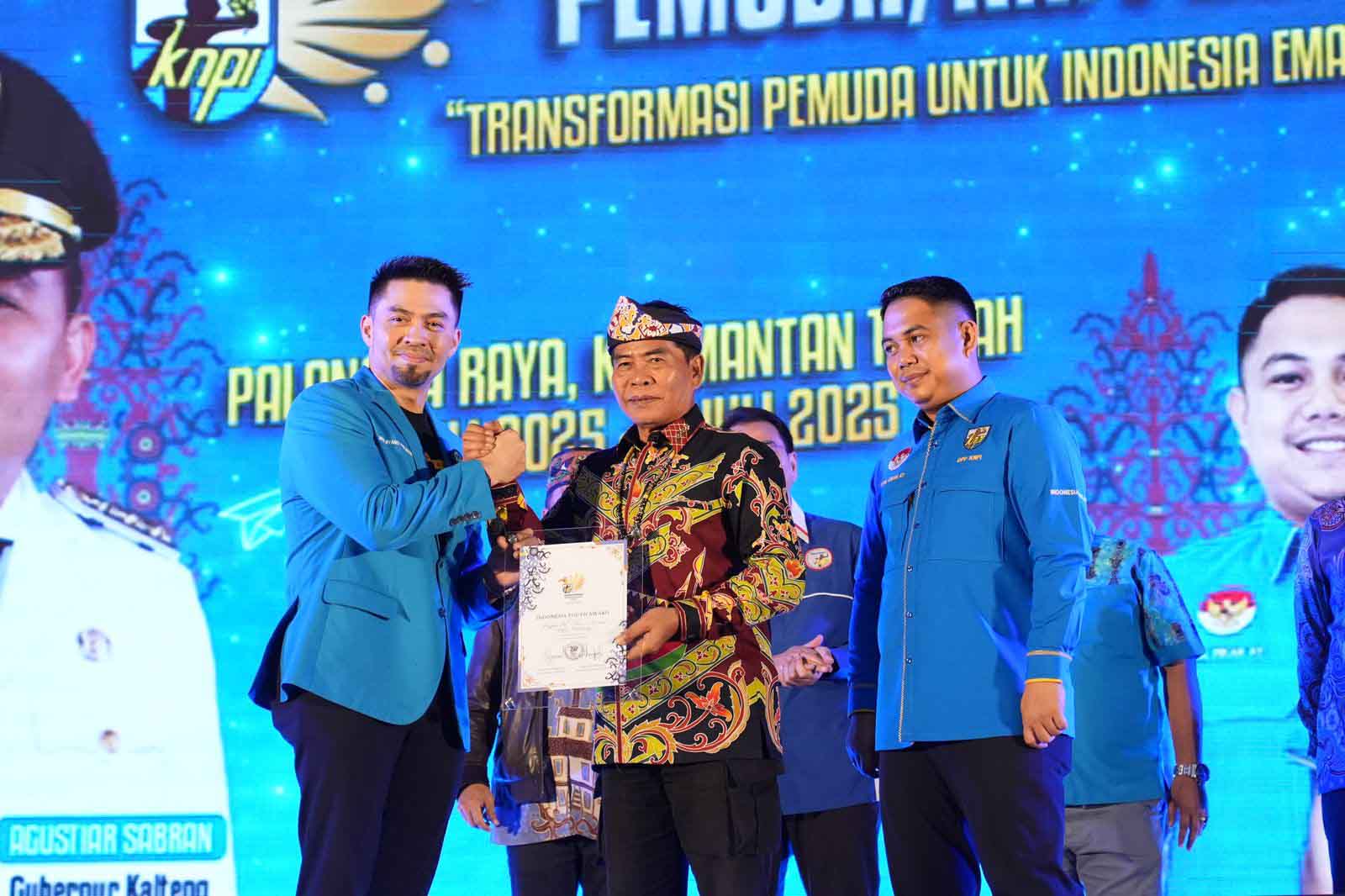 Komitmen Pembangunan Pemuda, Gubernur Raih Penghargaan Indonesia Youth Award 2025