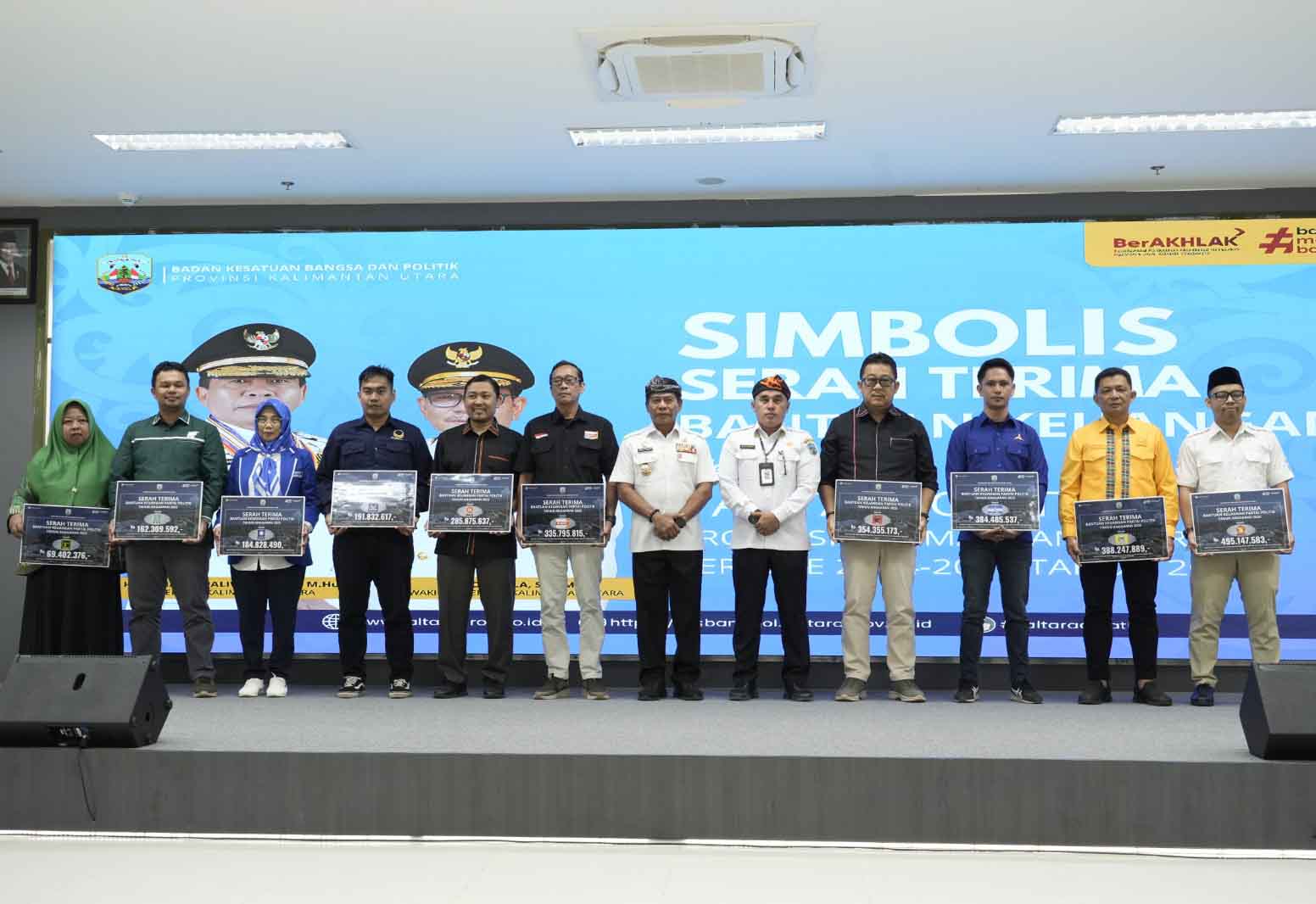 Gubernur Serahkan Bankeu Parpol Secara Simbolis