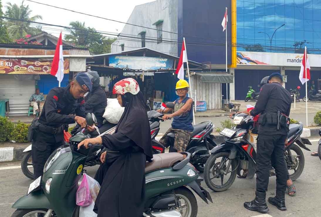 Sambut HUT RI ke-80, Satuan Brimob Polda Kaltara Bagikan Bendera Merah Putih di Perbatasan