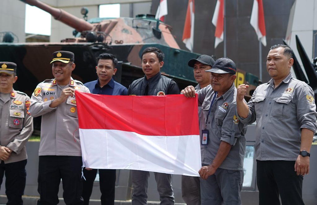 Polri dan PWI Nunukan Ajak Warga Kibarkan Merah Putih di Perbatasan