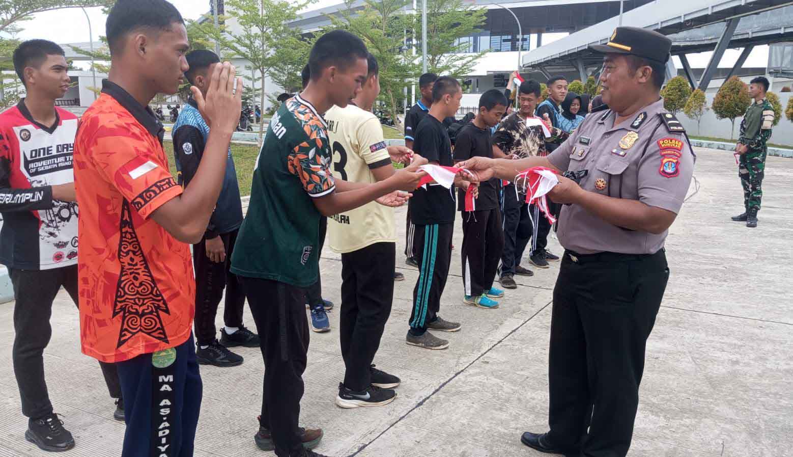 Jajaran Polsek Polres Nunukan Tebar Semangat Merah Putih Di Berbagai Wilayah Menjelang Hut Ri Ke-80
