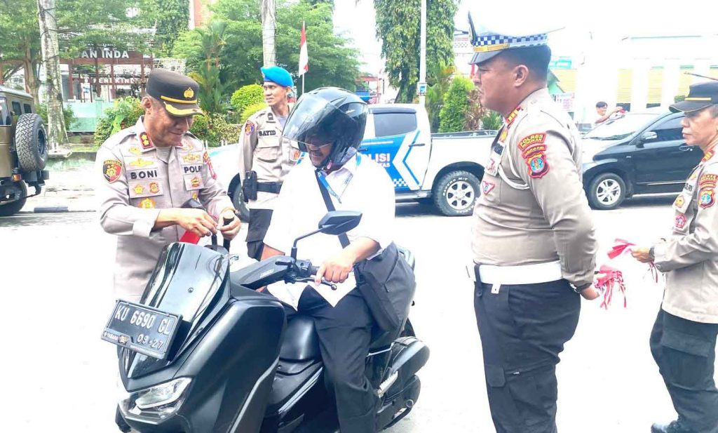 Kapolres Nunukan Pimpin Personil Polres, Polsek Dan Polsek KSKP Bagi Dan Pasang Bendera Merah Putih Sambut Hut Ri Ke-80 di Perbatasan