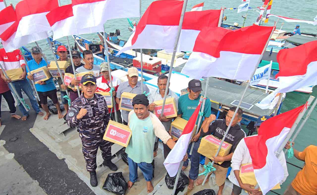 Merah Putih Berkibar di Ujung Negeri, KRI Ajak-653 Gelar Baksos dan Bagikan Bendera Jelang HUT ke-80 RI