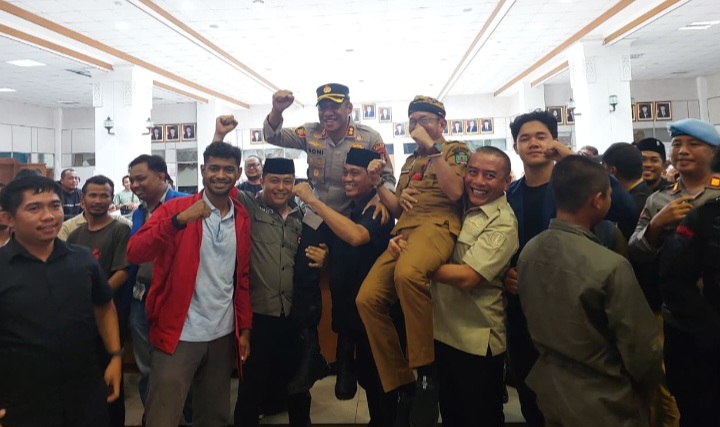 Aksi Damai Aliansi Mahasiswa Peduli Demokrasi, Anggota Dewan Gotong Wakil Bupati dan Kapolres Nunukan