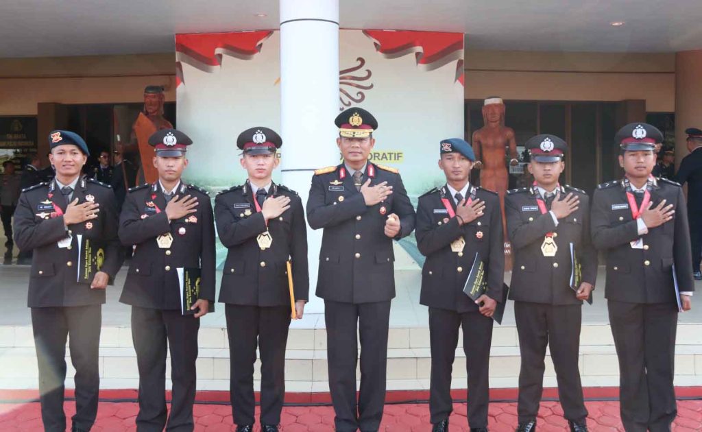 Kapolda Kaltara Berikan Penghargaan kepada Personel dan Warga Sipil Berprestasi