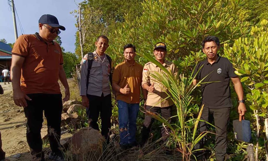 Serap Aspirasi Di Kawasan Wisata Mangrove, Anggota Dewan bersama perangkat Desa Tanam Delapan Pokok Tunas Kelapa