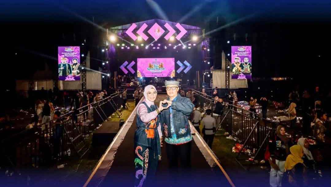 PENUTUPAN : Bupati KTT bersama istri ketika berswafoto bersama seluruh lapisan masyarakat, di panggung penutupan festival tari.