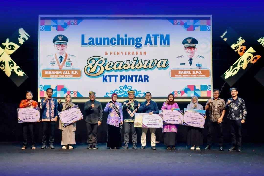 LAUNCHING : Bupati KTT Ibrahim Ali secara simbolis menyerahkan beasiswa KTT Pintar kepada penerima.