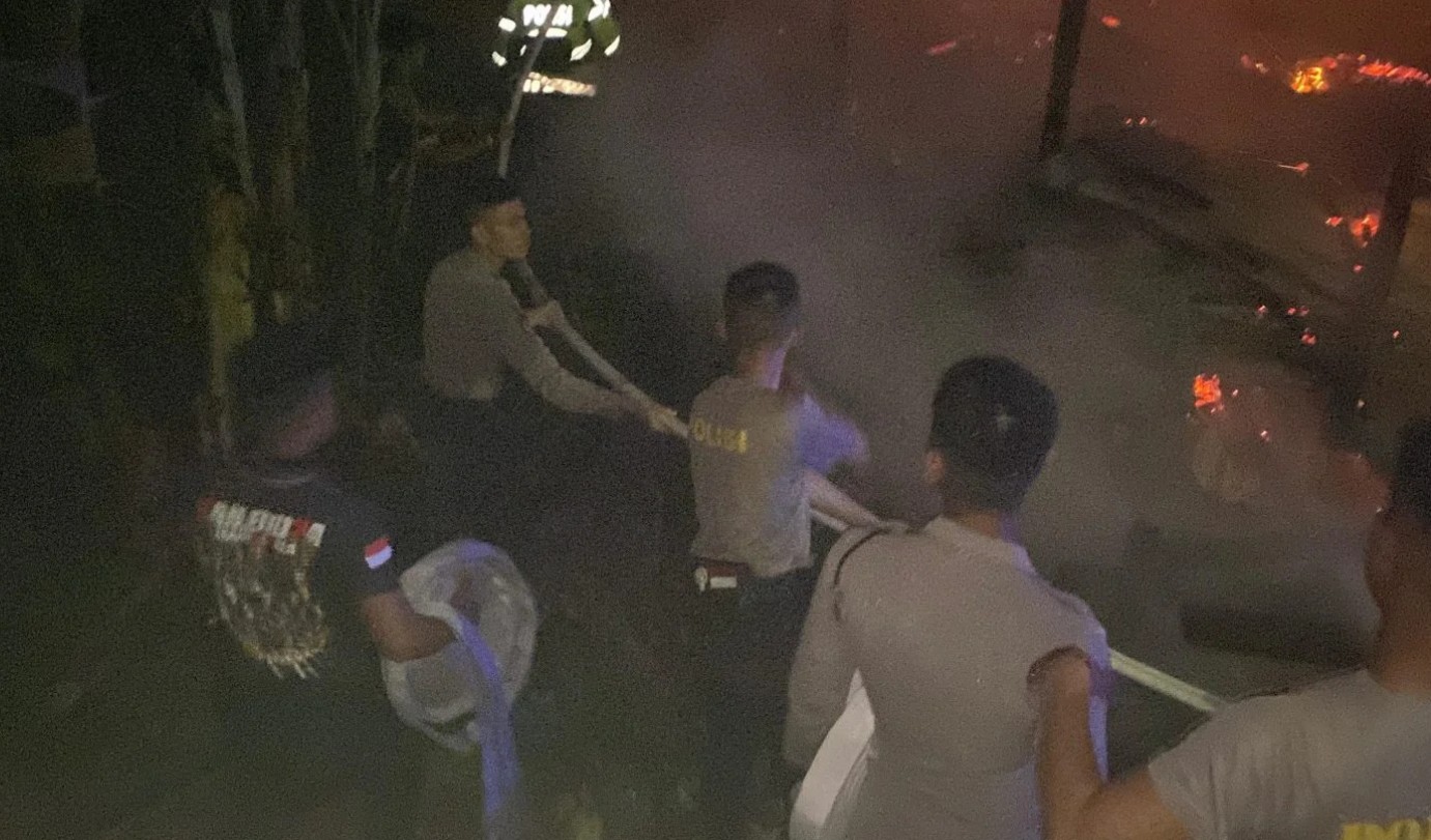 Polda Kaltara Bantu Padamkan Kebakaran Ruko dan Kios Warga