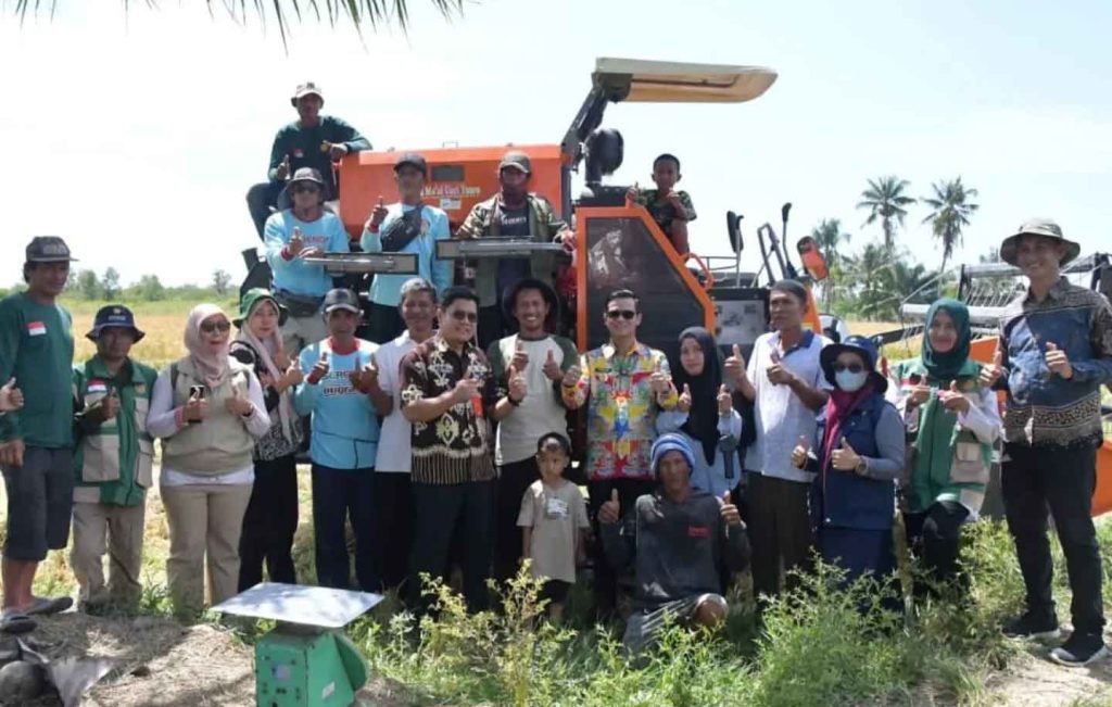 Bupati Nunukan dan Brigade Pangan Panen Padi di Mansapa