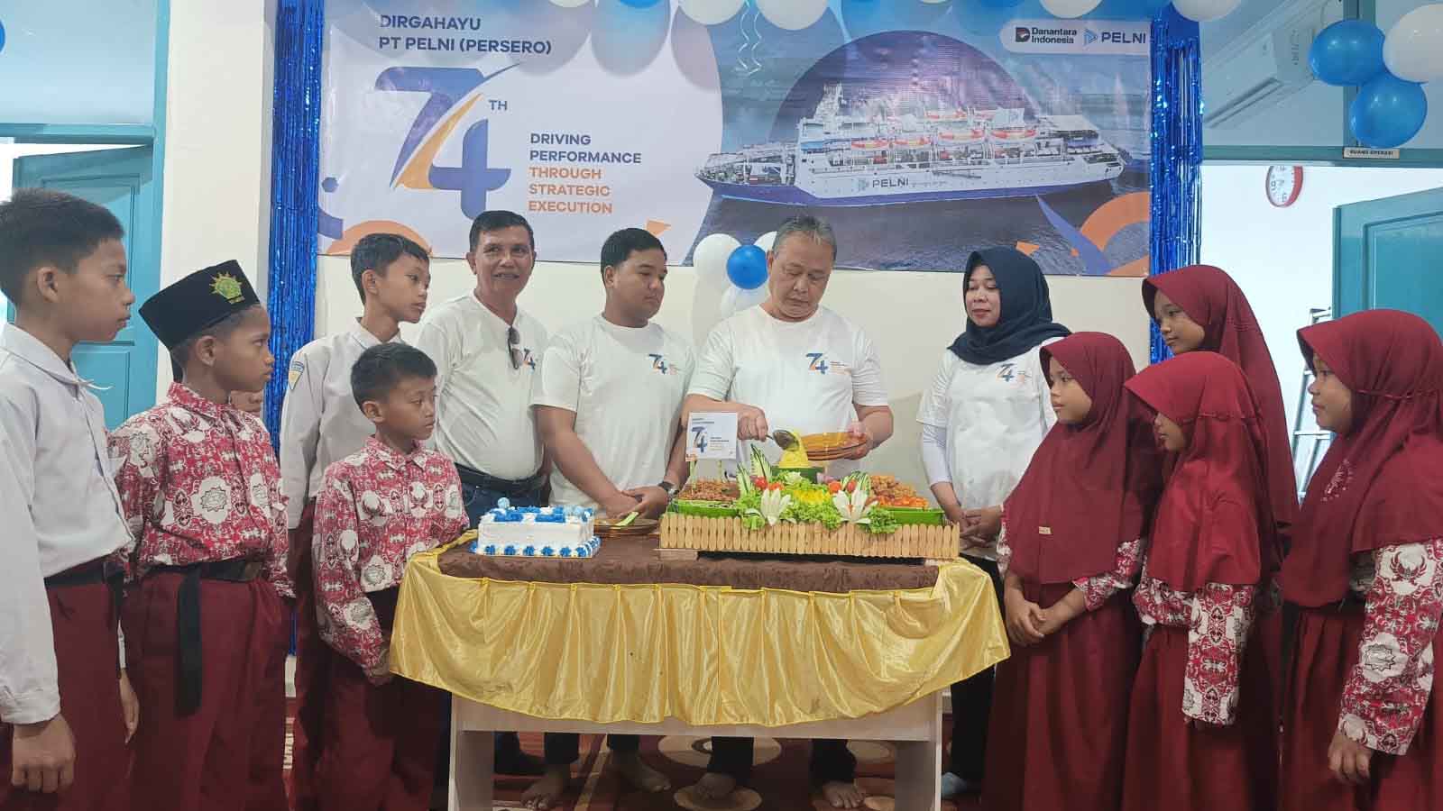 HUT Ke-74, PELNI Hadirkan Program Bakti Sosial untuk Sekolah dan Anak Yatim