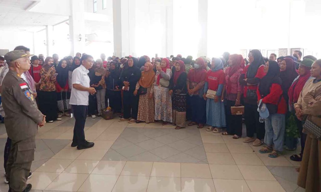 Ratusan Pelaku Usaha Pasar Tani Geruduk Kantor DPRD Nunukan, Minta Bertahan di Alun-Alun Nunukan