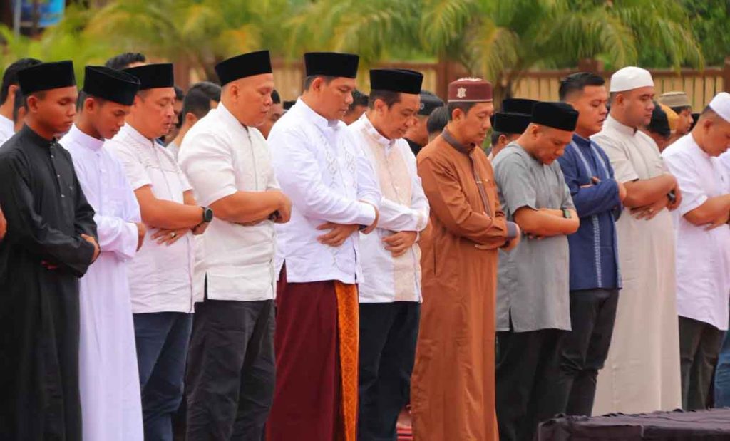 Kapolda Kaltara Sholat Idul Adha Bersama Warga, Salurkan 67 Hewan Kurban