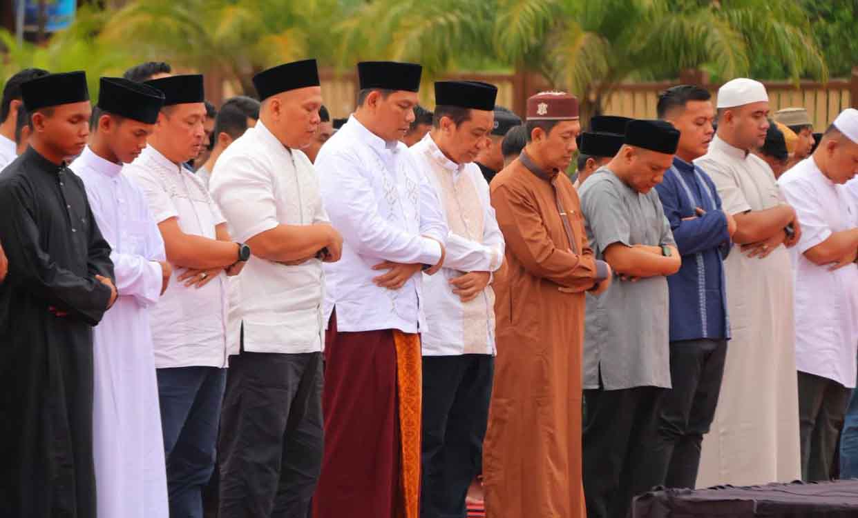 Kapolda Kaltara Sholat Idul Adha Bersama Warga, Salurkan 67 Hewan Kurban